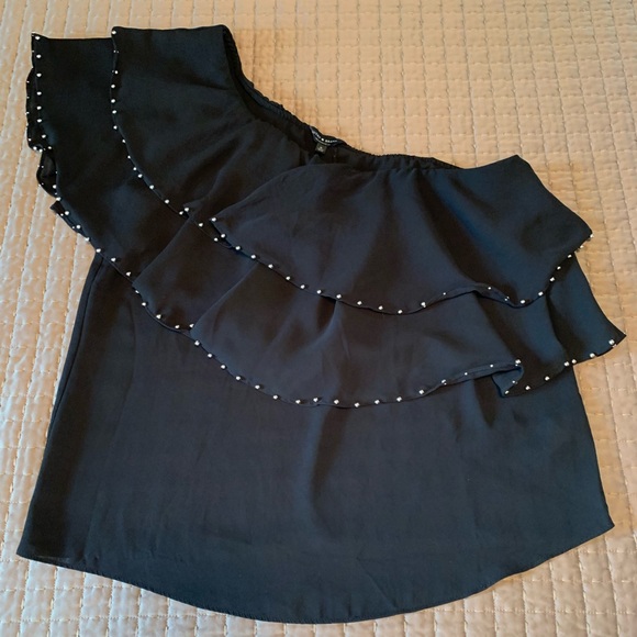 LUCKY BRAND ONE SHOULDER TOP WITH BEADED DETAIL ON RUFFLES - Picture 1 of 7